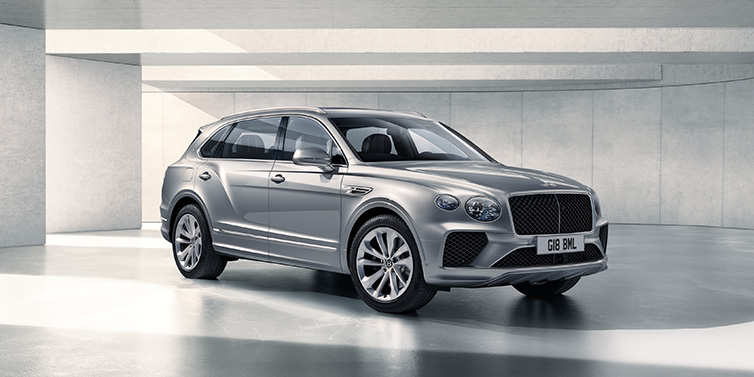 Bentley Warszawa Bentley Bentayga Extended Wheelbase SUV front three quarter in Moonbeam paint with a grey background