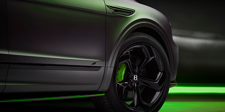 Bentley Warszawa Bentley Bentayga S Black Edition SUV exterior wheel detail with Cyber Green brakes with Anthracite Satin paint